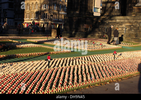 Traverse et coquelicots - partie de l'affichage du jour du Souvenir à la Scott Monument à Princes Gardens à Édimbourg, Écosse Banque D'Images