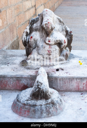 Statue de Ganesh recouvertes de peinture et la farine de riz comme offrandes religieuses hindoues. L'Inde Banque D'Images