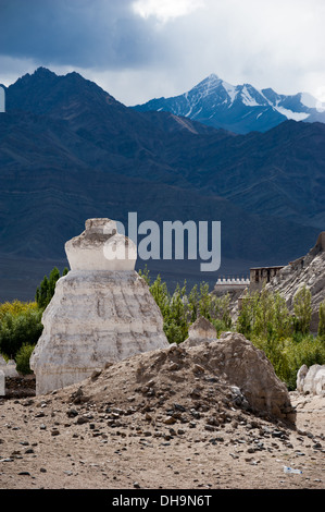 Chorten stupa bouddhiste ( ) sur l'Himalaya paysage de haute montagne avec ciel nuageux ciel bleu de l'Inde, Ladakh, Leh valley Banque D'Images