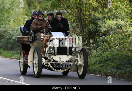 Une Panhard et Levassor 1901 Roi-des-Belges conduit par son propriétaire Nick Mason, batteur de Pink Floyd. Banque D'Images