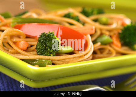 Et Légumes sautés spaghetti complet (Selective Focus, Focus sur les fleurs de brocoli à l'avant) Banque D'Images