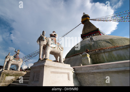 Sanctuaire bouddhiste Boudhanath Stupa avec prier flags en ciel bleu. Népal, Katmandou Banque D'Images