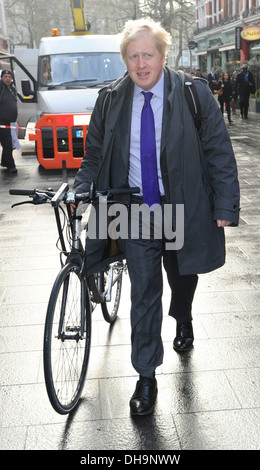 Maire de Londres Boris Johnson à l'extérieur de LBC Radio Londres, Angleterre - 03.04.12 Banque D'Images