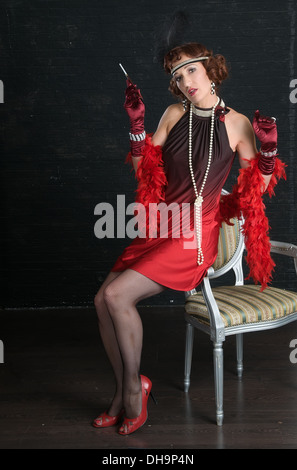 Retro Woman Portrait. Belle Femme avec bec. Cigarette. Dame de fumer. Old Fashioned 20's ou 30's style. Banque D'Images