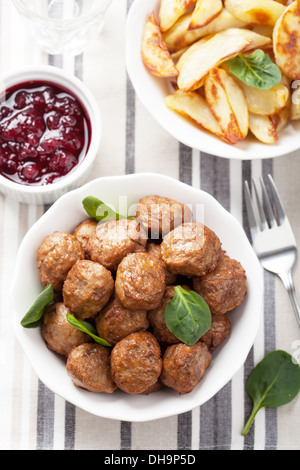 Swedish meatballs avec pommes de terre et la confiture lingon Banque D'Images