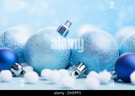 Boules de Noël bleu sur fond flou Banque D'Images