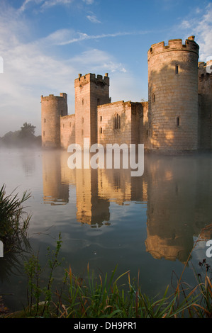 Avec ses douves du château médiéval de Bodiam sur matin d'automne brumeux Banque D'Images