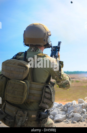 Un membre des Forces spéciales de l'Armée de forêt un lance-grenades M320, gamme Eglin sur la base aérienne d'Eglin, en Floride, le 29 octobre 2013. Hurlburt, les formateurs sur le terrain de l'aide et la formation des membres de l'armée au cours d'une formation tactique des exercices. Banque D'Images