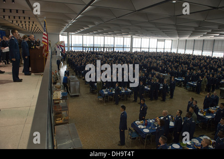 Le président de l'état-major des armées Le Général Martin E. Dempsey parle de U.S. Air Force Academy cadets dans la salle à manger sur l'installation Banque D'Images