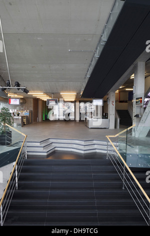 Centre de Congrès Lamot, Mechelen, Belgique. Architecte : 51N4E, 2005. Voir l'aire de réception au premier étage et l'escalier du sol au leve Banque D'Images