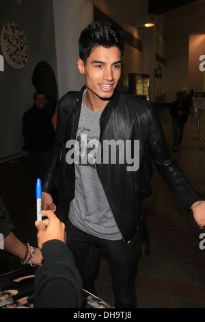 Siva Kaneswaran British boy bande voulait arriver à l'aéroport de LAX à des foules d'adorer fans l'espoir d'obtenir de plus près de leur Banque D'Images