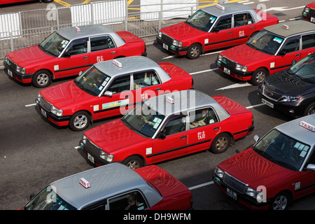 Rouge classique des taxis dans la rue de Hong Kong Banque D'Images