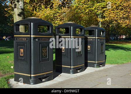 Gros plan de trois poubelles à déchets dans un parc local York North Yorkshire Angleterre Royaume-Uni GB Grande-Bretagne Banque D'Images