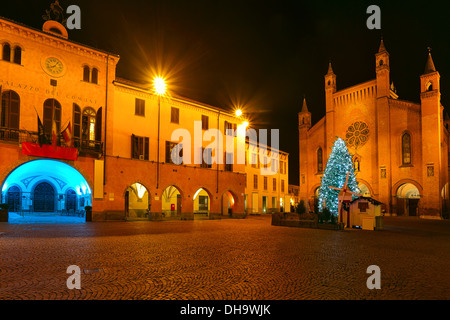 Arbre de Noël illuminé et décoré sur place centrale entre l'hôtel de ville et la cathédrale San Lorenzo à soir à Alba, Italie Banque D'Images