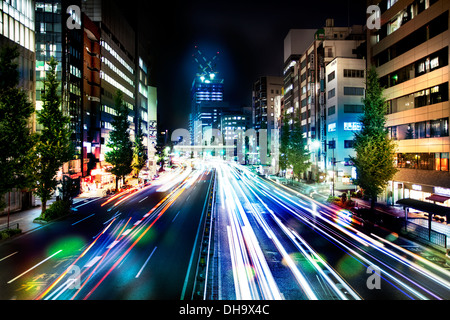 Photo de nuit de Tokyo montrant les bâtiments et flou de lumière Banque D'Images