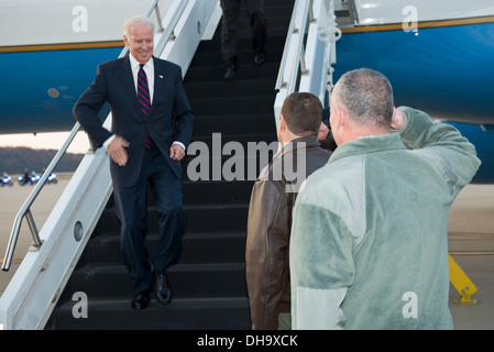 Le vice-président Joe Biden arrive à la 130e Airlift Wing, Charleston, W.Va., d'assister à l'Jefferson-Jackson le Dîner du Charleston Civic Center, le 2 novembre 2013. Banque D'Images