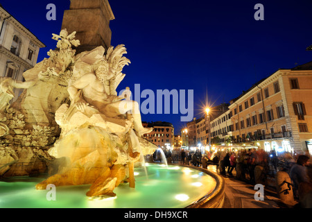 Italie, Rome, Piazza Navona, fontaine des quatre fleuves la nuit Banque D'Images
