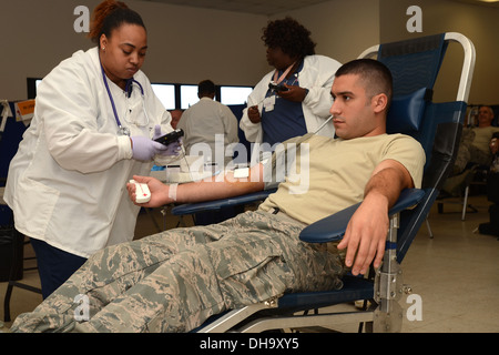 Nicola Weston, avec l'American Red Cross, utilise un ordinateur de poche pour vérifier l'bloodbag correspond au donateur comme aviateur Senior U.S. Air Force Lucas Mastrangelo donne du sang lors de la collecte de sang de base McEntire à la base de la Garde nationale conjointe de la Caroline du Sud un Banque D'Images