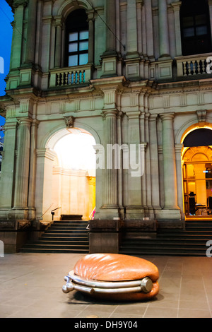 L'art public dans la forme d'un sac à main géant sur la Bourke Street Mall, au cœur du quartier commerçant de Melbourone. Banque D'Images