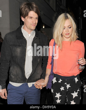 Fearne Cotton et petit ami Jesse Wood quittant le restaurant Nobu Londres Angleterre - 05.04.12 Banque D'Images