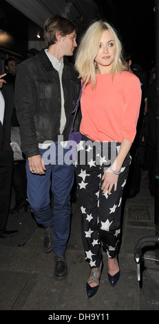 Fearne Cotton et petit ami Jesse Wood quittant le restaurant Nobu Londres Angleterre - 05.04.12 Banque D'Images