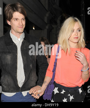 Fearne Cotton et petit ami Jesse Wood quittant le restaurant Nobu Londres Angleterre - 05.04.12 Où : London United Kingdom Quand : 05 Banque D'Images