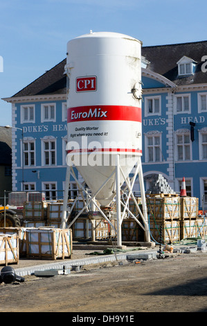 Un béton ou mortier EuroMix hopper utilisé dans le réaménagement d'une partie de la King's Lynn Mardi Place du marché. Banque D'Images