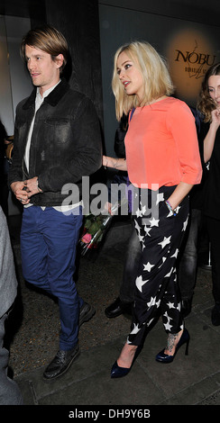 Fearne Cotton et petit ami Jesse Wood laissant Nobu dans Mayfair Londres Angleterre - 05.04.12 Banque D'Images