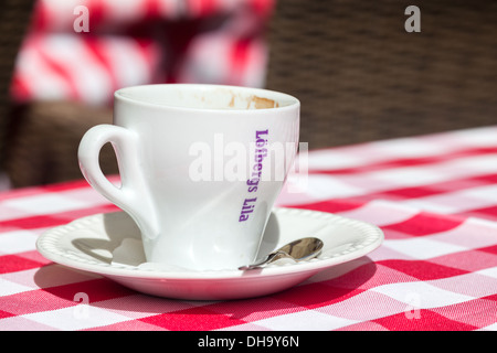 La tasse de café vide Tallinn Old Market Square cafe Banque D'Images