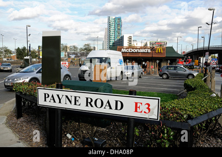 Payne Road E3 signer avec McDonald's en arrière-plan, l'autopont de bow, bow Road, Tower Hamlets London England UK Banque D'Images