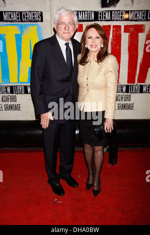 Phil Donahue et Marlo Thomas Broadway soirée d'ouverture de 'Evita' au Marquis Theatre - Arrivées New York City USA - 05.04.12 Banque D'Images