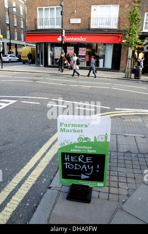 Marché de producteurs signer ou de panneau en milieu urbain avec la rue Bank en arrière-plan Marylebone High Street City of Westminster London UK Banque D'Images