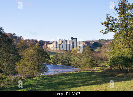La rivière Aln passant Château d'Alnwick, Northumberland, England, UK Banque D'Images