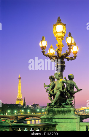 Tour Eiffel depuis le Pont Alexandre III, Paris, France. Banque D'Images