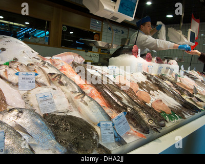 Poissonnier au marché couvert, le Mercado de San Anton, Chueca, Madrid Banque D'Images