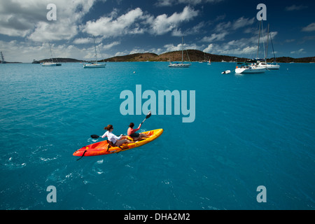 Deux personnes kayak dans les eaux des Caraïbes bleu vif sur une journée ensoleillée dans les îles Vierges britanniques Banque D'Images