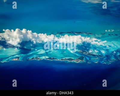Les nuances de bleu dessinent l'eau dans la vue aérienne des îles des Caraïbes Banque D'Images