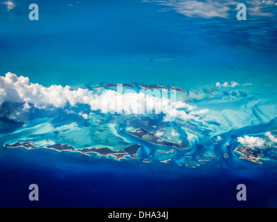 Ligne mince de nuages placés dans un camion d'îles des Caraïbes l'évolution des modèles de bleu mer des Caraïbes Banque D'Images