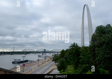 Gateway Arch, St Louis, Missouri. Construit en 1965, le monument en acier inoxydable donne sur la ville et fleuve Mississippi Banque D'Images