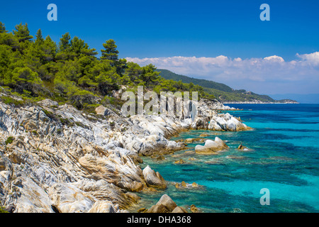 La côte rocheuse et une belle eau claire à la péninsule de Kassandra en Chalcidique Grèce Banque D'Images