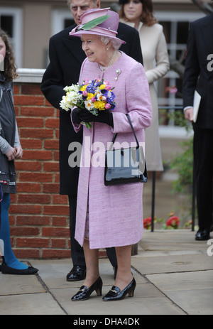 La reine Elizabeth II quitte Saint George's chapelle dans le château de Windsor après matines de Pâques service où trois générations Banque D'Images