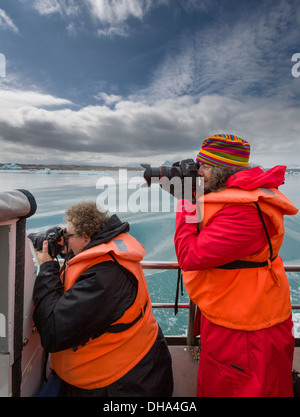 Prendre des photos sur un voyage en bateau, Jokulsarlon Glacial Lagoon, Breidamerkurjokull, calotte de glace, l'Islande Vatnajokull Banque D'Images