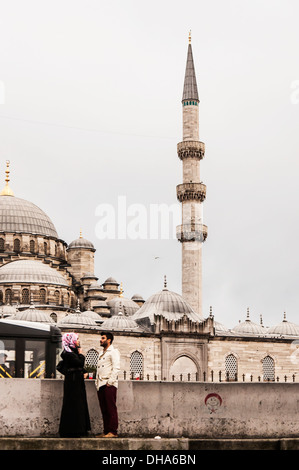 Jeune couple à l'extérieur d'une mosquée à Istanbul Banque D'Images