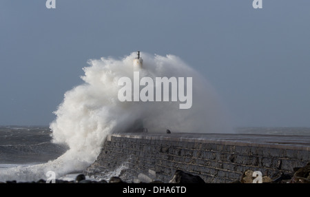 Une énorme vague s'écrase sur le phare, à marée haute, à Aberystwyth au cours des vents violents et une tempête Banque D'Images