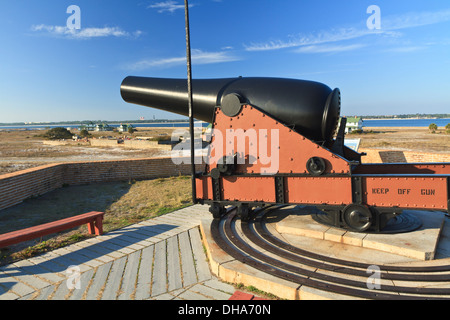 15 pound cannon vise par-dessus les murs du Fort Pickens près de la baie de Pensacola, Floride Banque D'Images