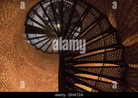 Vue d'un escalier en spirale ci-dessous rappelant une coquille de conque à l'intérieur du phare de Pensacola de Pensacola, Floride Banque D'Images