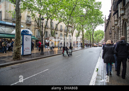Les touristes sur La Rambla à Barcelone après une pluie Banque D'Images