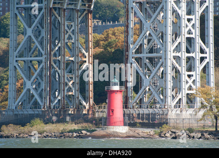 Le petit phare rouge à la base du George Washington Bridge sur la rivière Hudson à Jeffrey's Hook. Banque D'Images