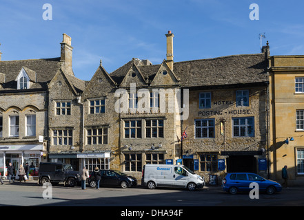 Le Kings Arms Hotel et vieille maison d'imputation dans la ville de Cotswold Bourton-on-the-Wold Banque D'Images