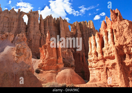 'Windows' dans un cliffwall de cheminées au "mur de fenêtres' dans le Parc National de Bryce Canyon, Utah Banque D'Images